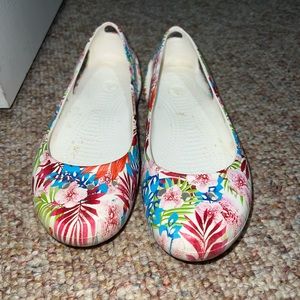 Crocs Kadee flat women’s size 9 tropical floral pattern with white base